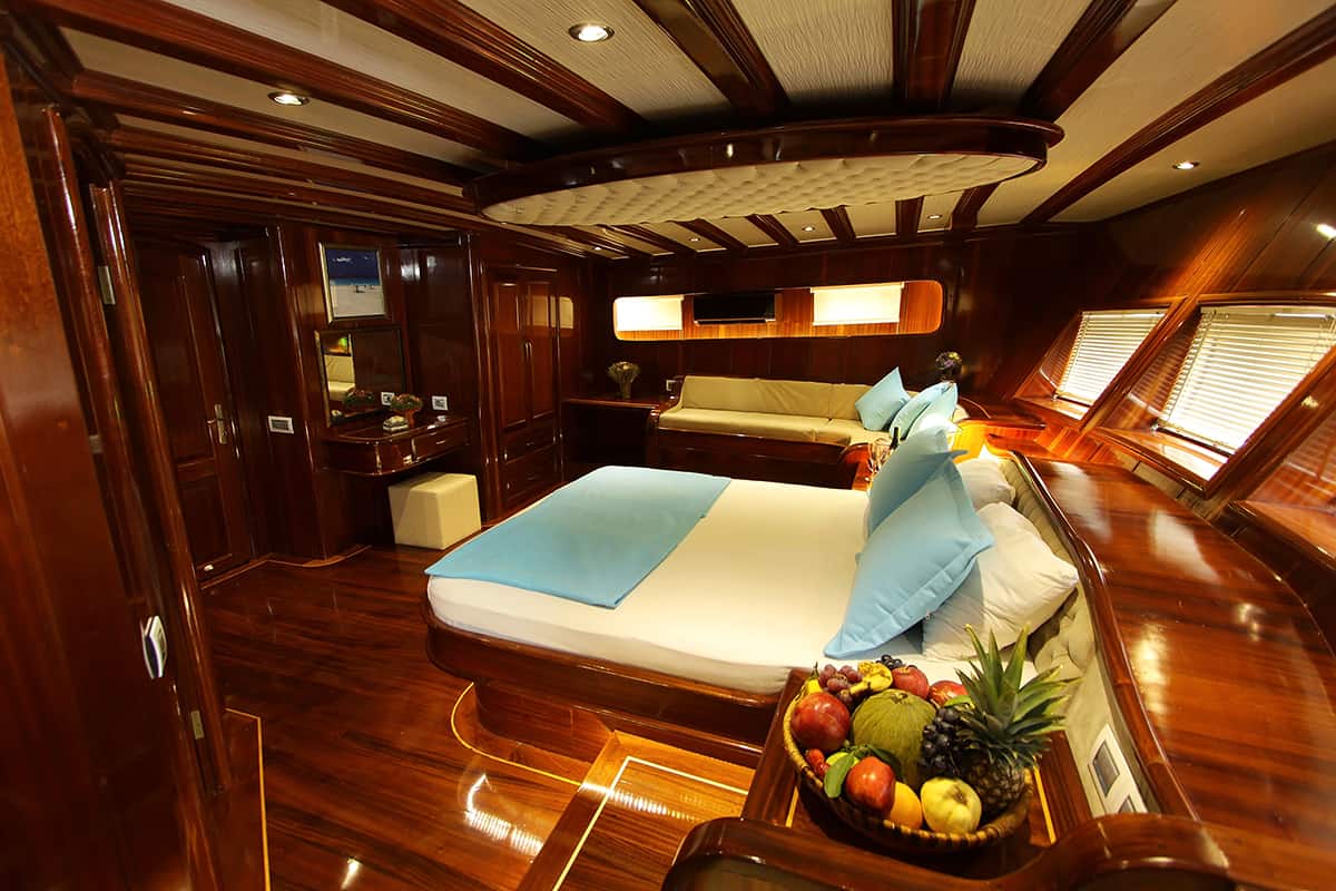 DEAR-LILA-Master-cabin-2.jpg