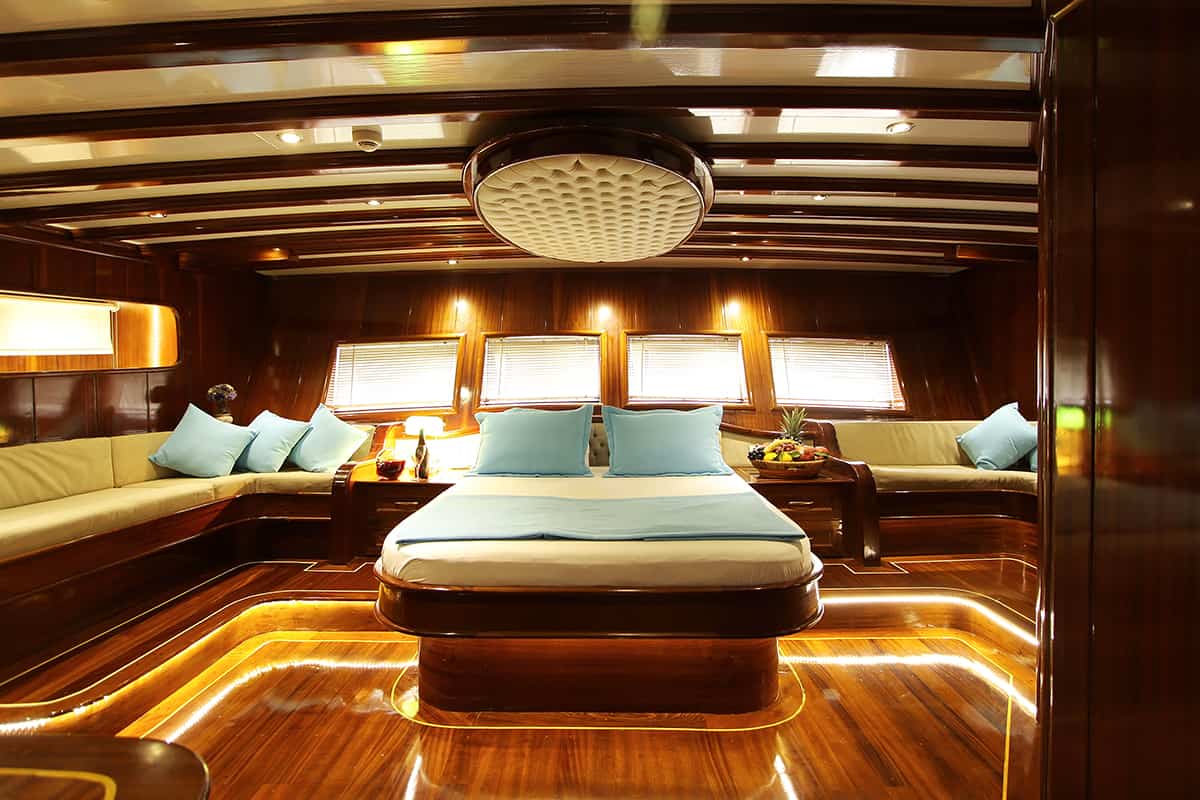 DEAR-LILA-Master-cabin.jpg