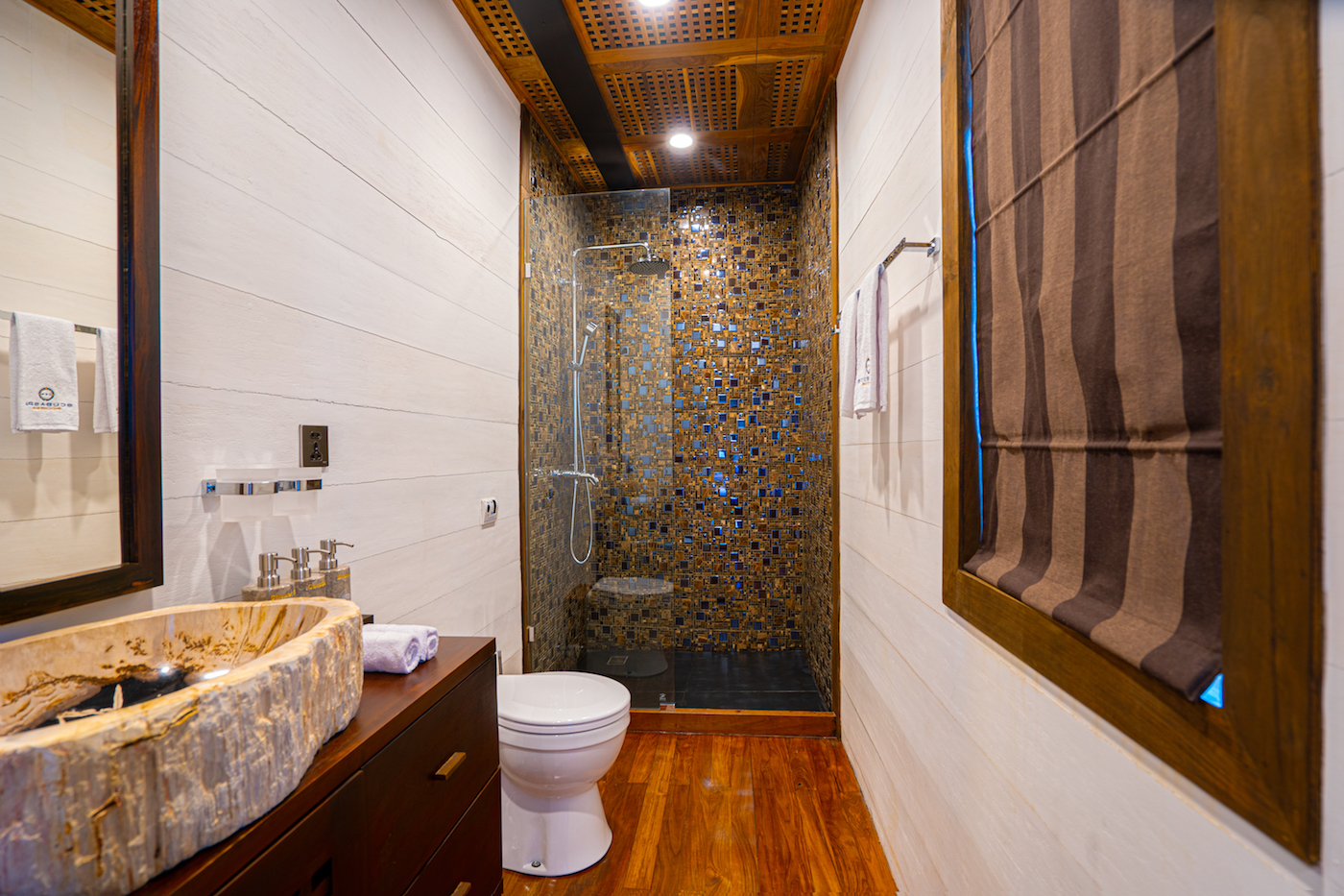 Dolphin Suite Bathroom.jpg
