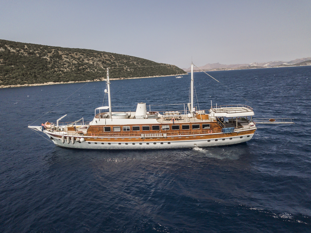 ELARA 1 - Exterior profile of the yacht.jpg