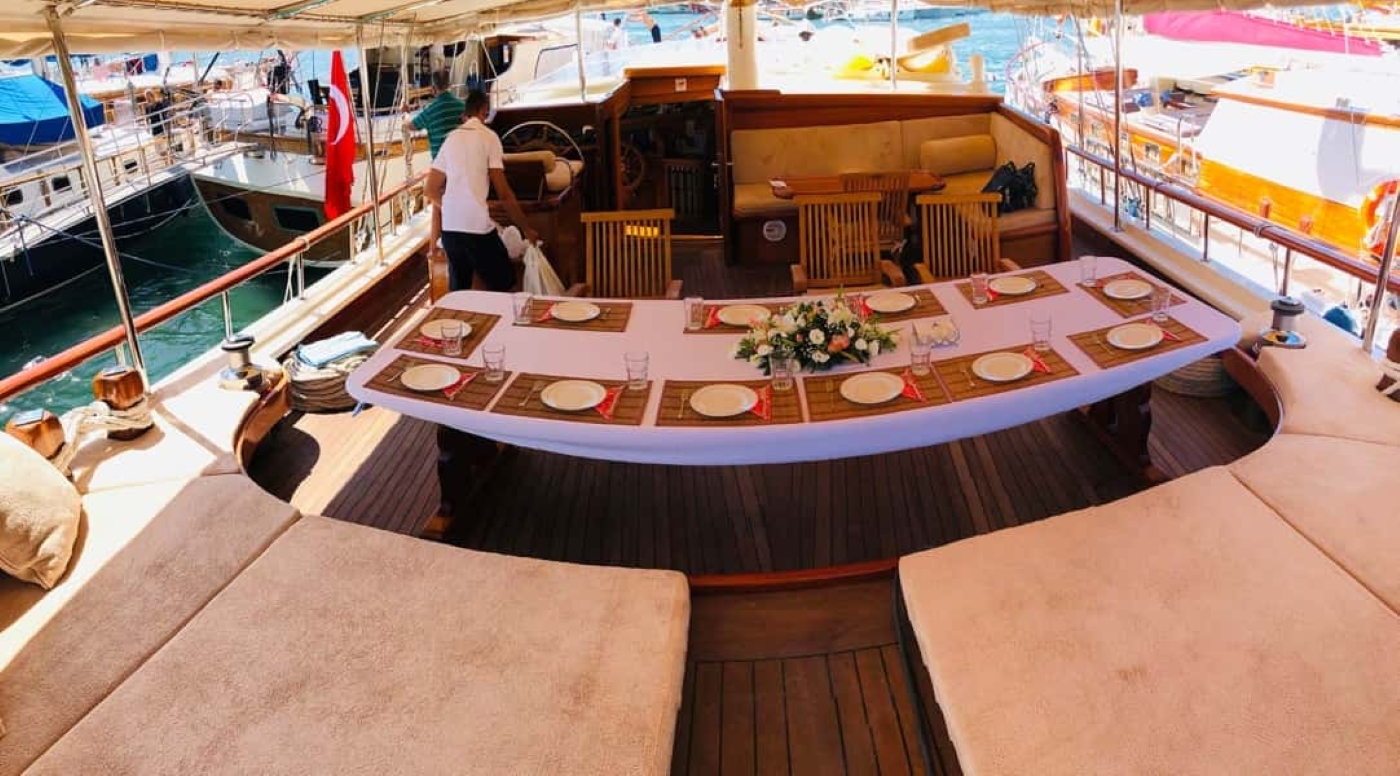 Exterior Dining Area 02.jpg