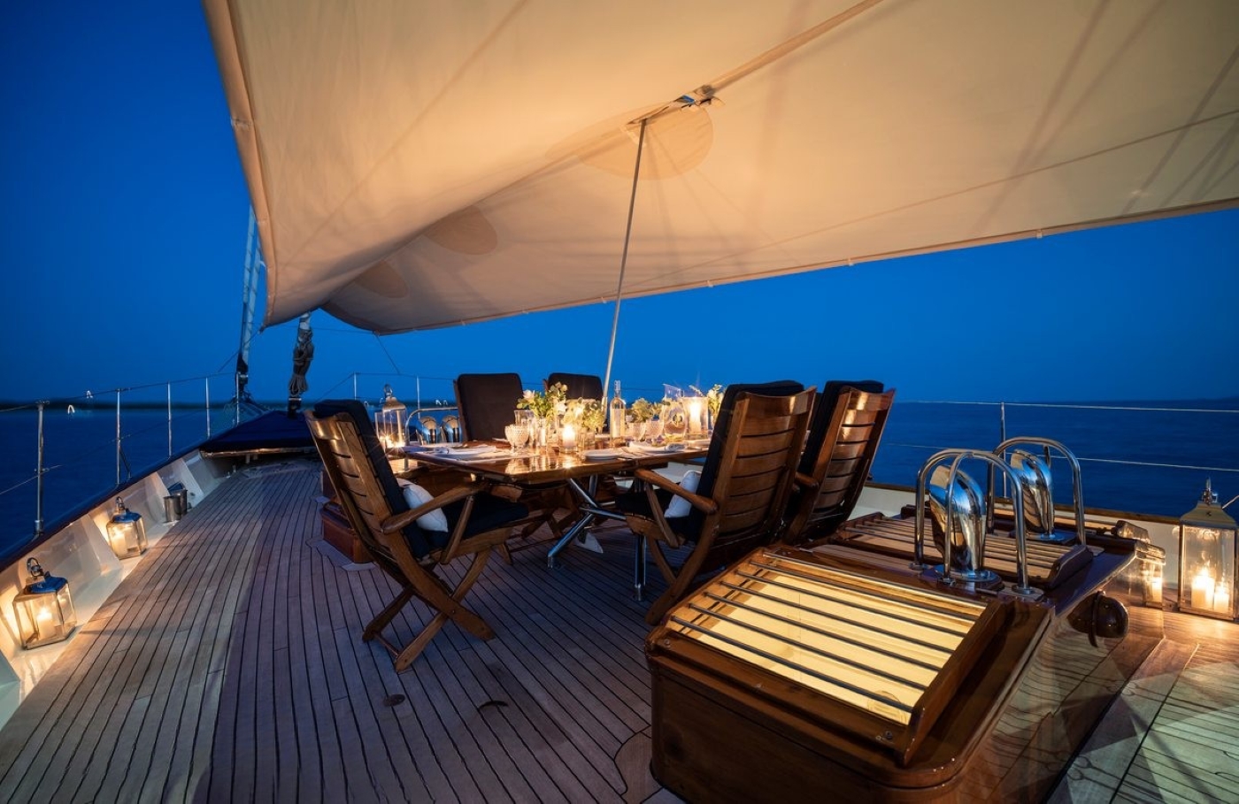 Exterior Relaxation Area With Dining 03.jpg