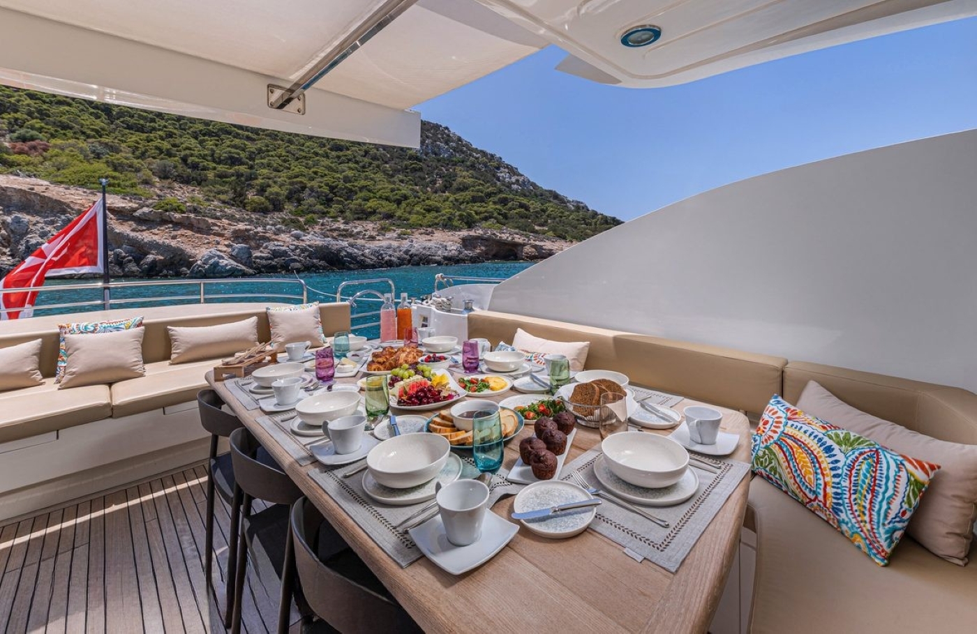 Exterior Relaxation Area With Dining 05.jpg