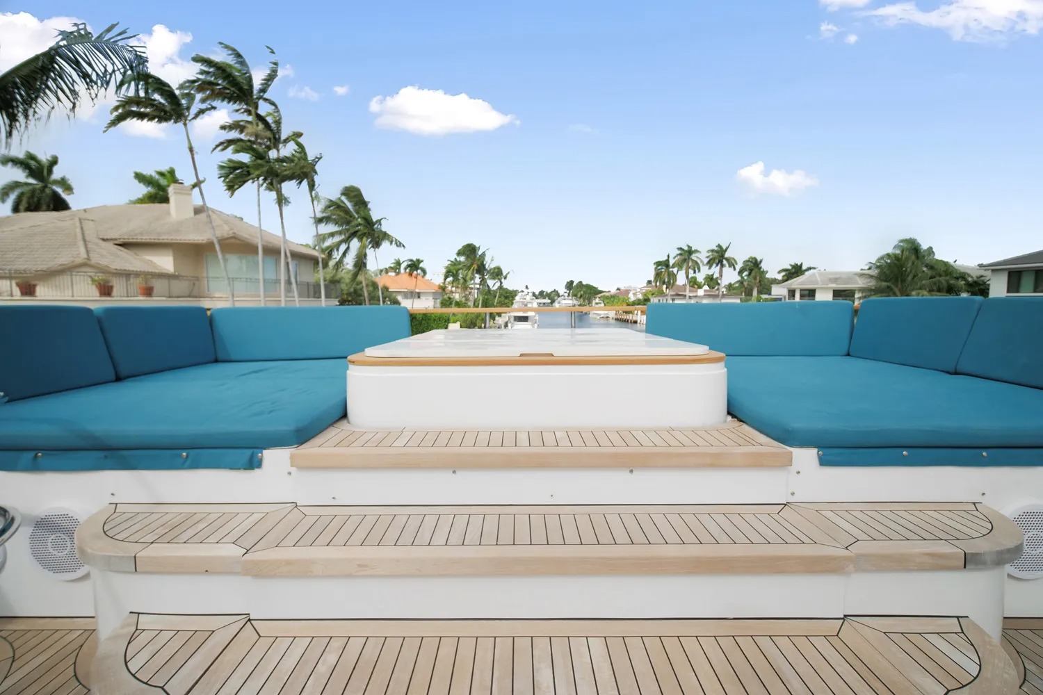 Flybridge aft seating.jpg