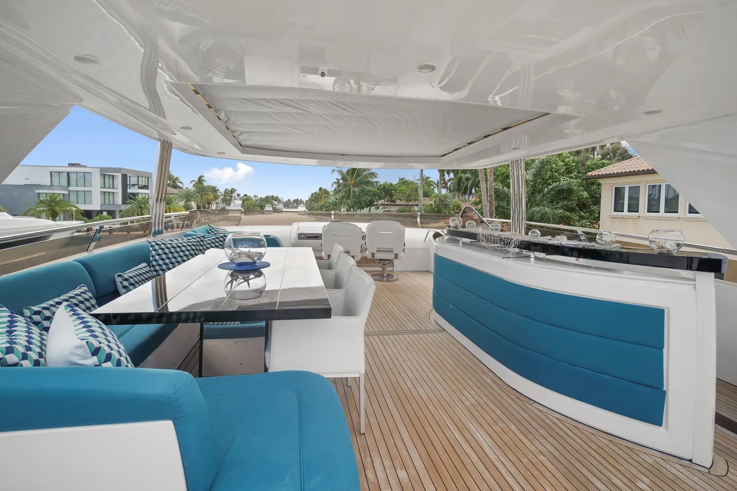 Flybridge deck with bar.jpg