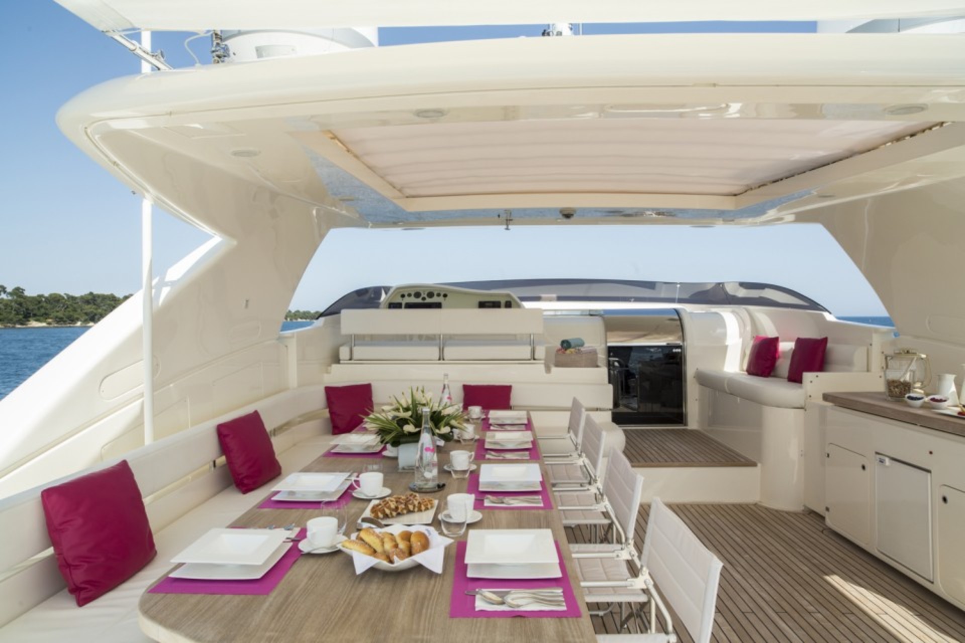 Flybridge dining and seating.jpg