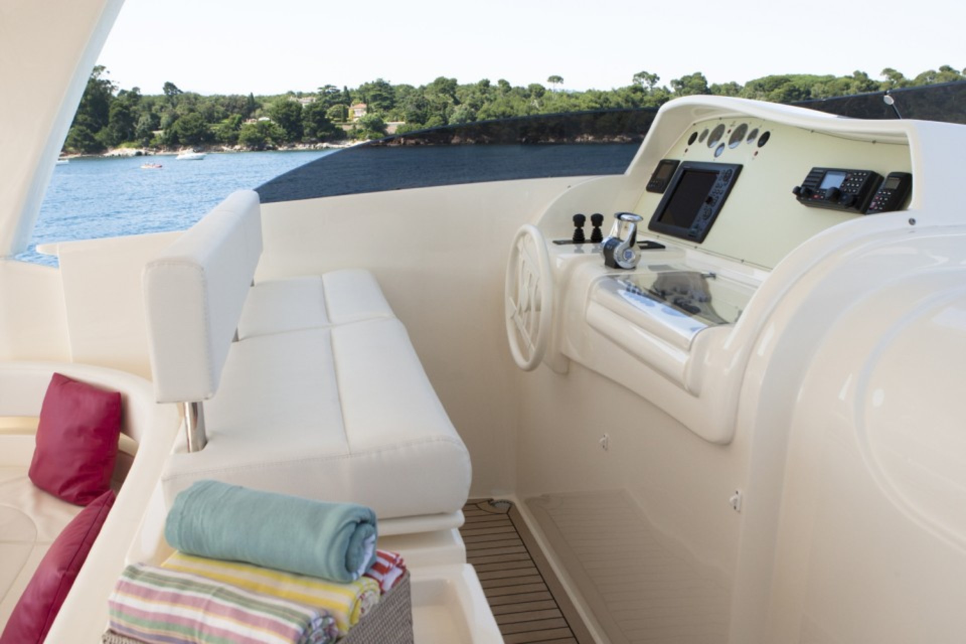 Flybridge helm.jpg