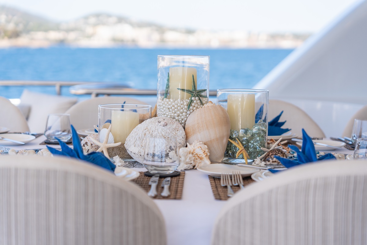 Lifestyle Main deck aft table .jpg