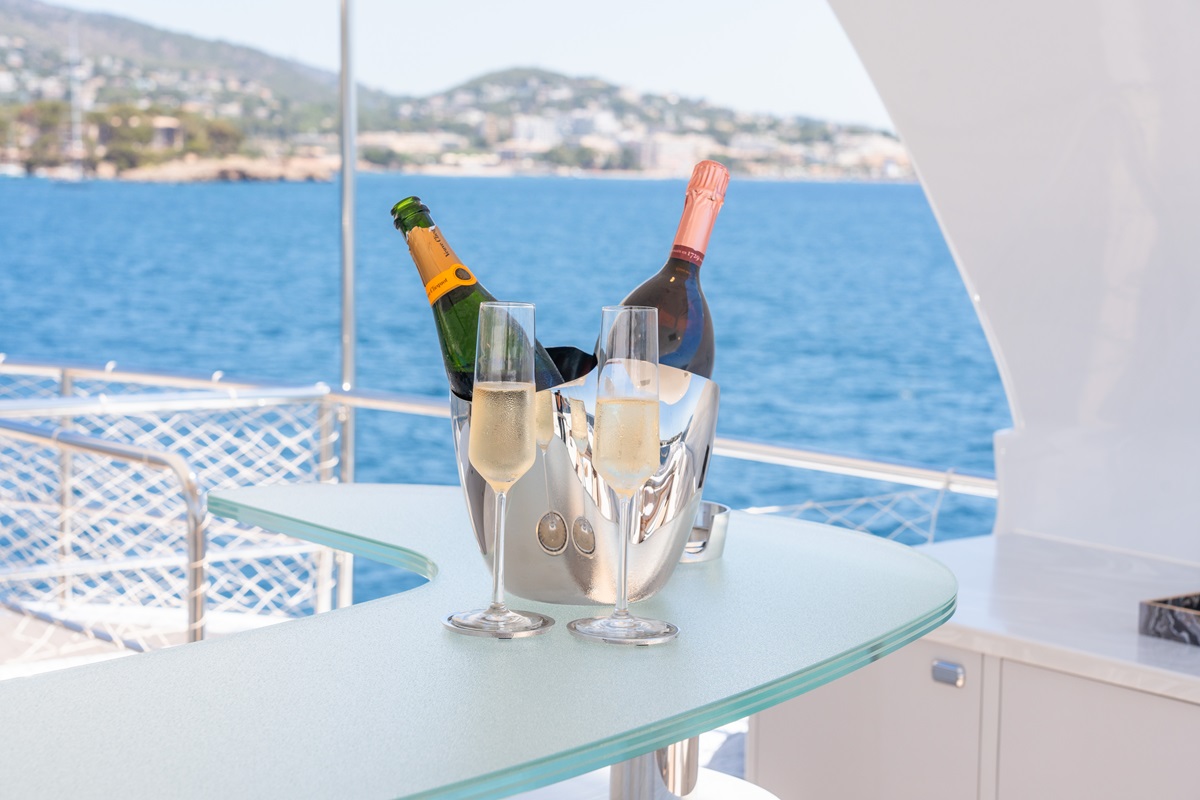 Lifestyle closeup sundeck .jpg