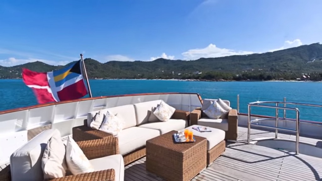 Lounge on deck.jpg