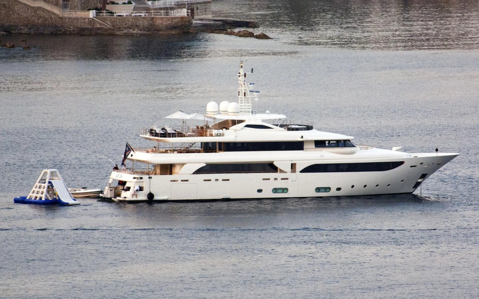 Luxury Yacht PALATIAL.png