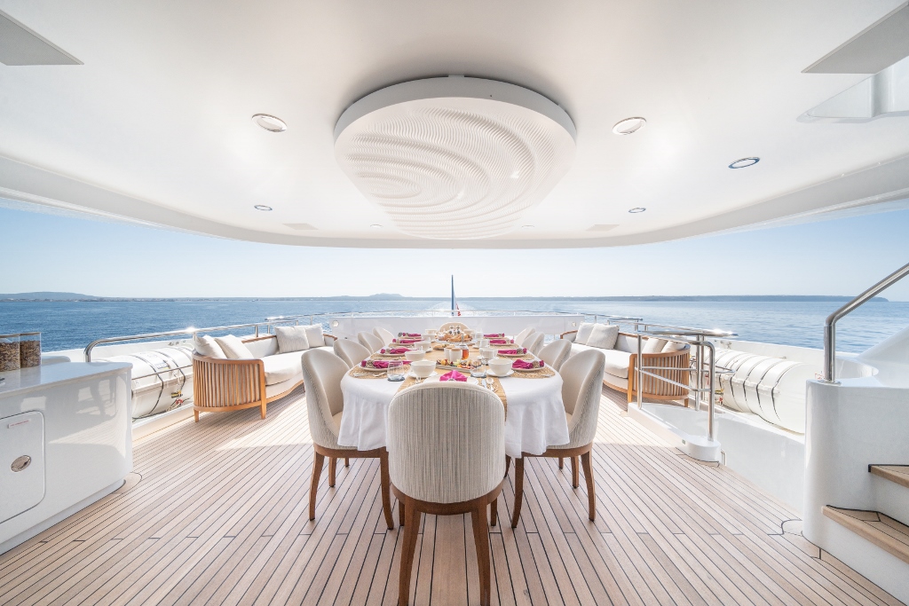 Main Aft  al fresco dining set up.jpg