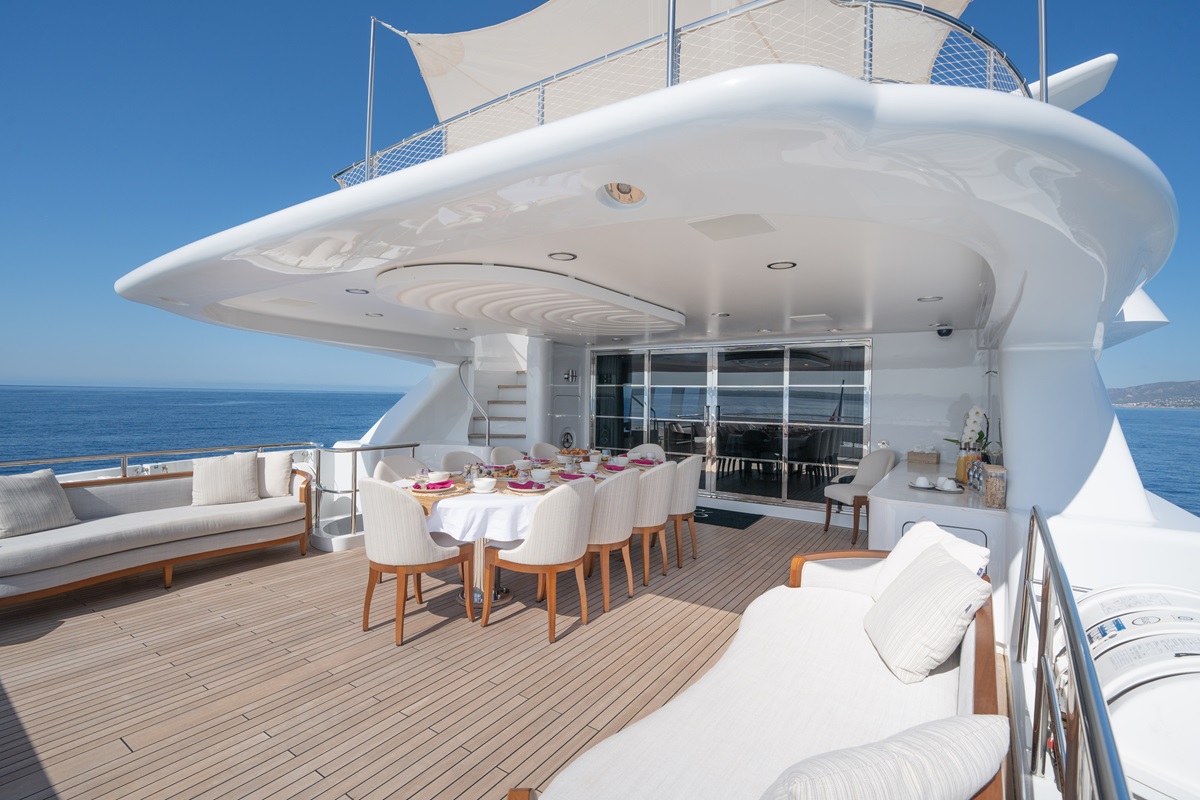 Main aft  alfresco dining and seating area.jpg