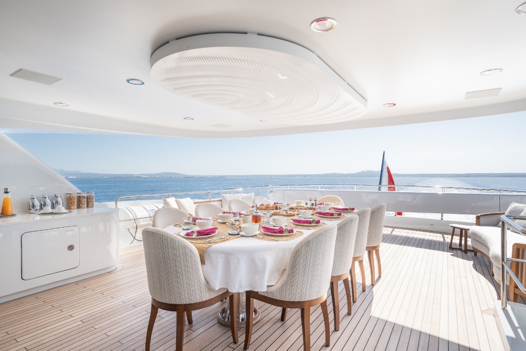 Main aft - al fresco dining set up.jpg