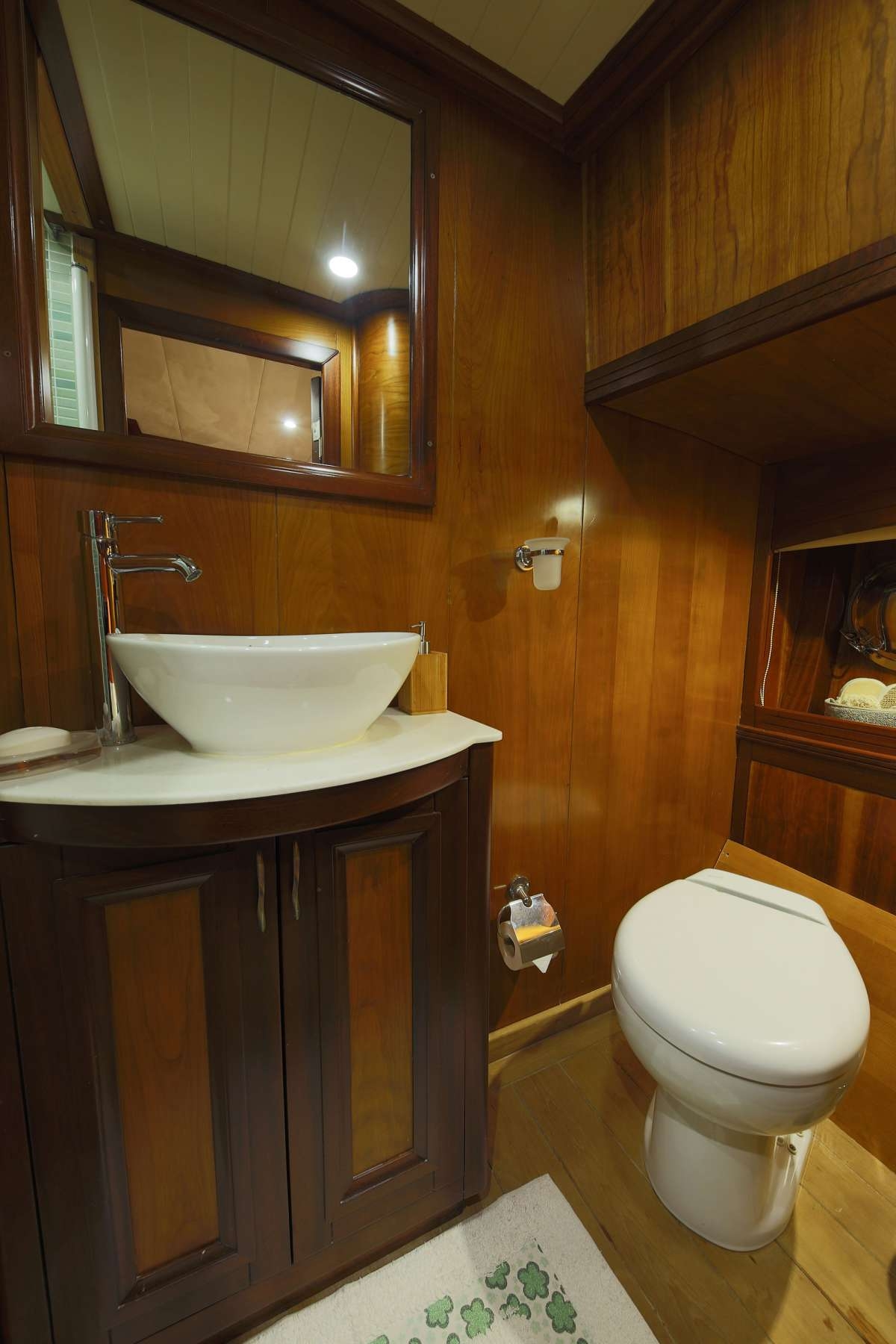 Master Bathroom 02.jpg