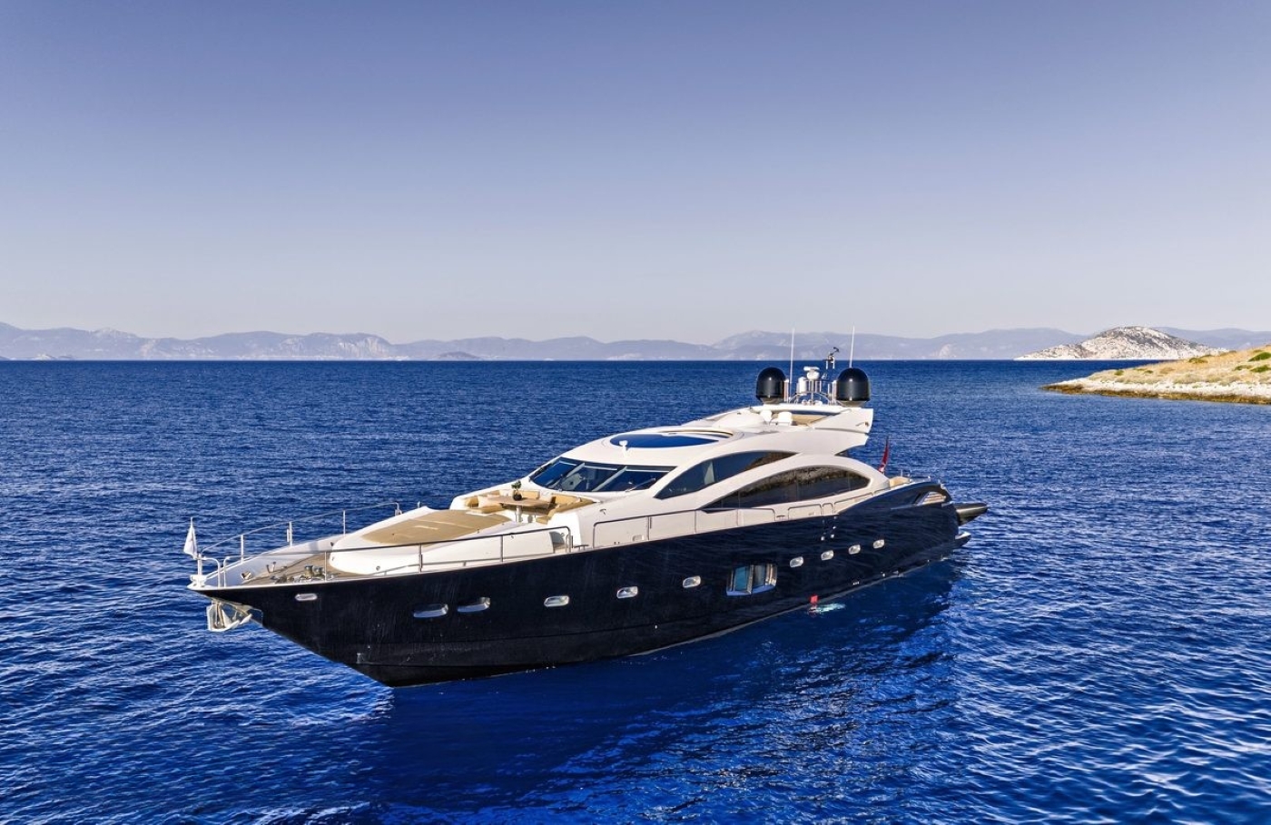 Motor Yacht BLADE 6.jpg