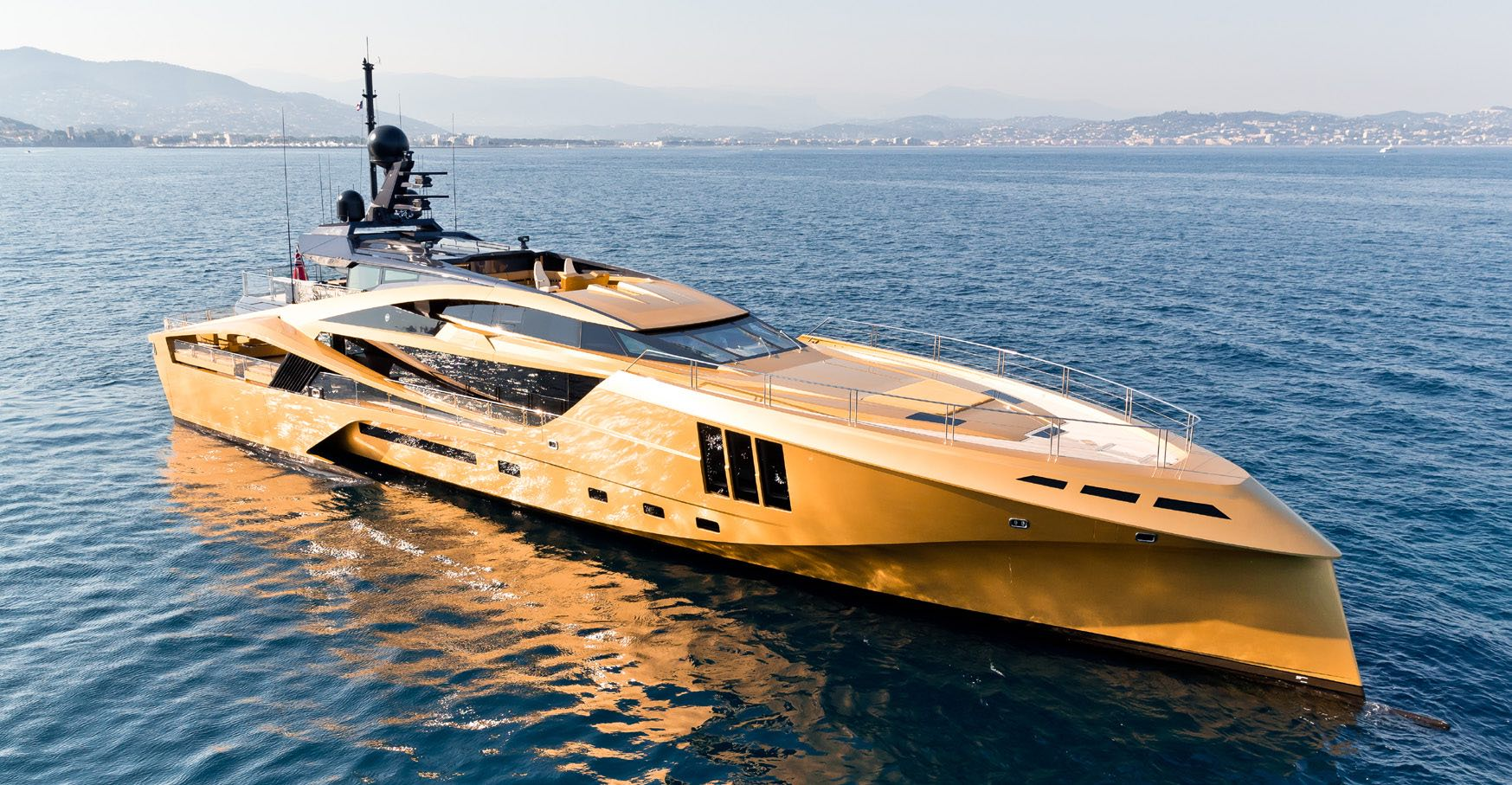 Motor yacht KHALILAH - a beautiful golden yacht .png