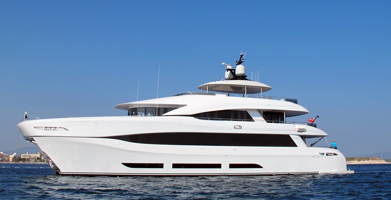Power catamaran Quaranta 00007.jpg