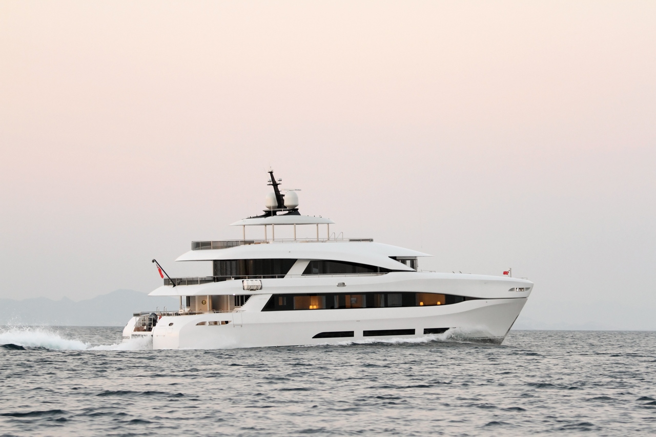 Power catamaran Quaranta 00009.jpg