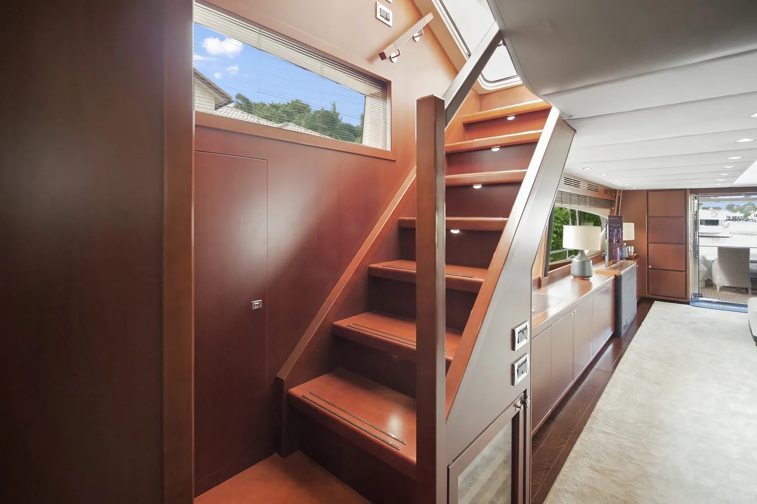Stairwell to flybridge.jpg