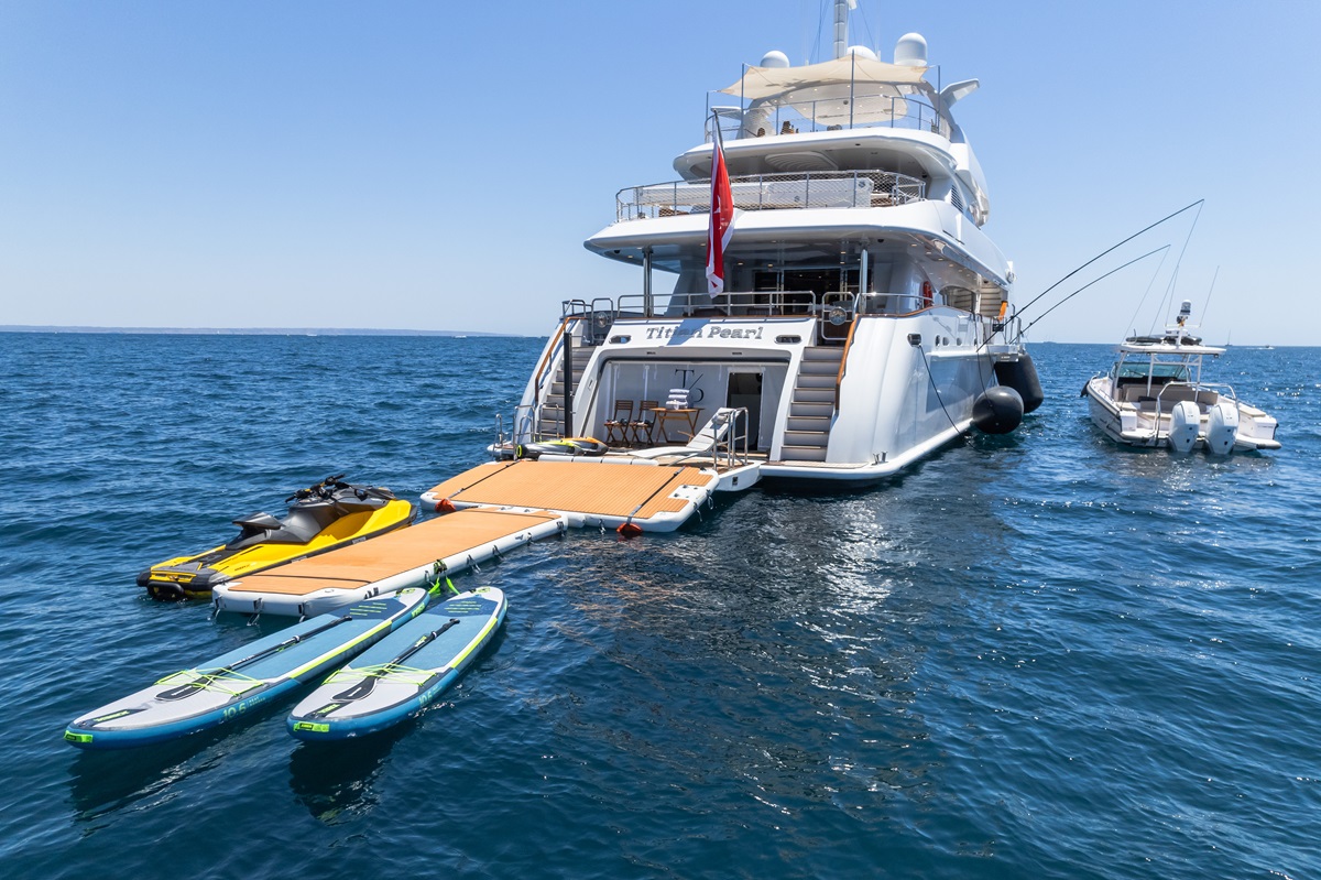 Stern beachclub with toys.jpg