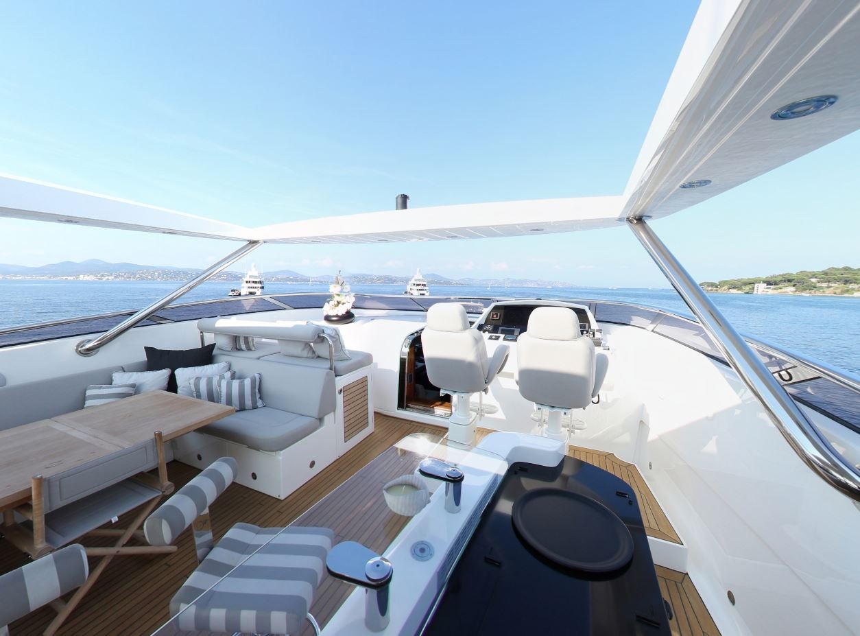 Sundeck with dining and bar.jpg