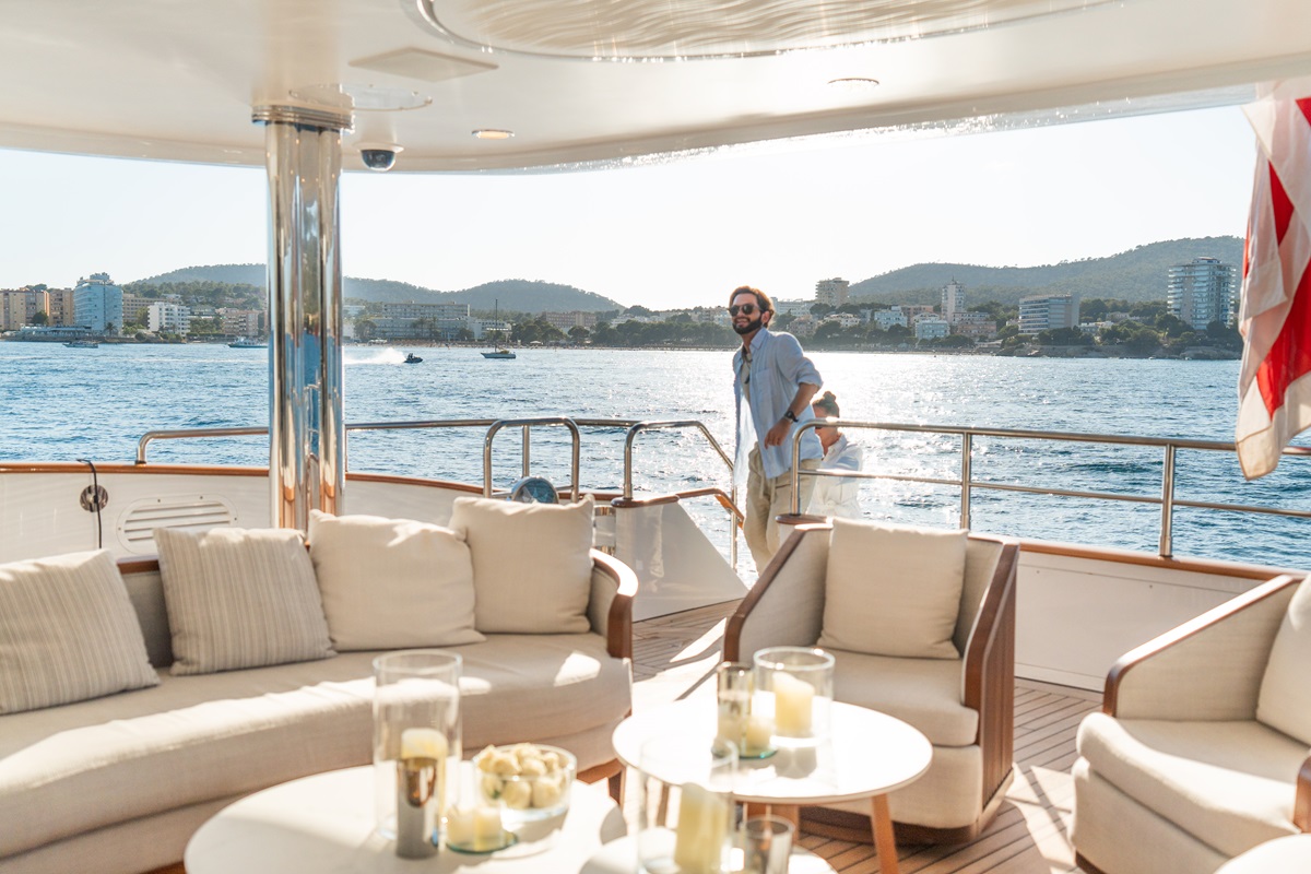 TITIAN PEARL - Lifestyle - arrival.jpg