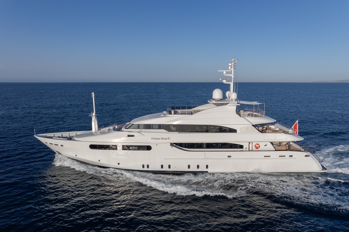 Titian Pearl - Port aspect underway.jpg