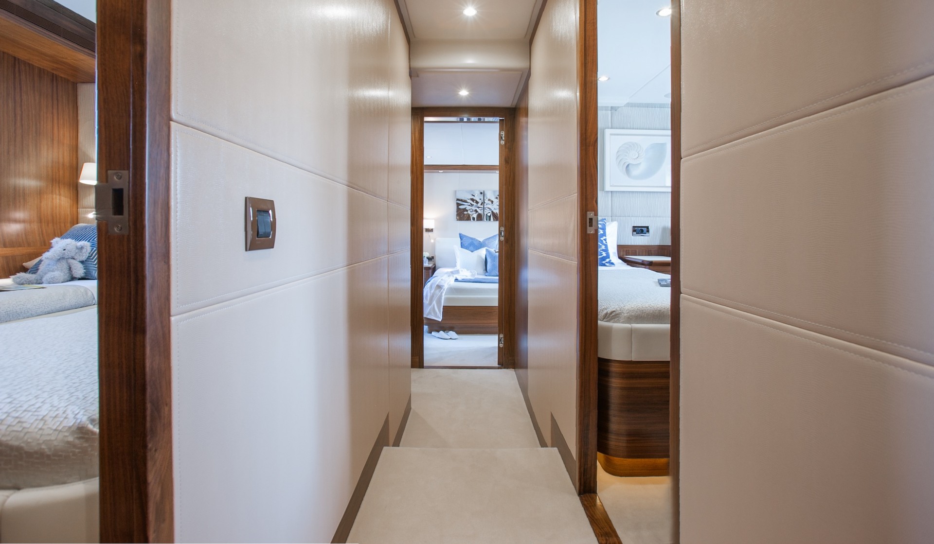 Yacht FIREFLY by Mulder - Accommodation hall.jpg