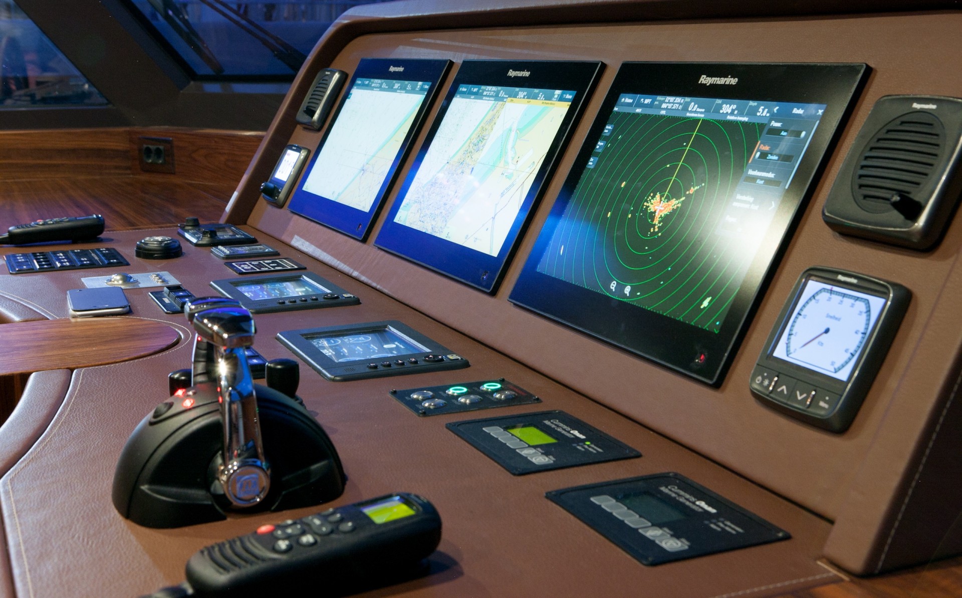 Yacht FIREFLY by Mulder - Bridge Instruments.jpg