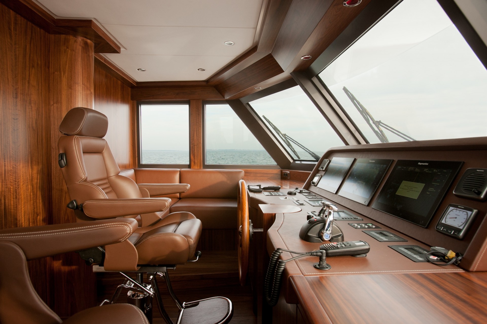 Yacht FIREFLY by Mulder - Bridge.jpg
