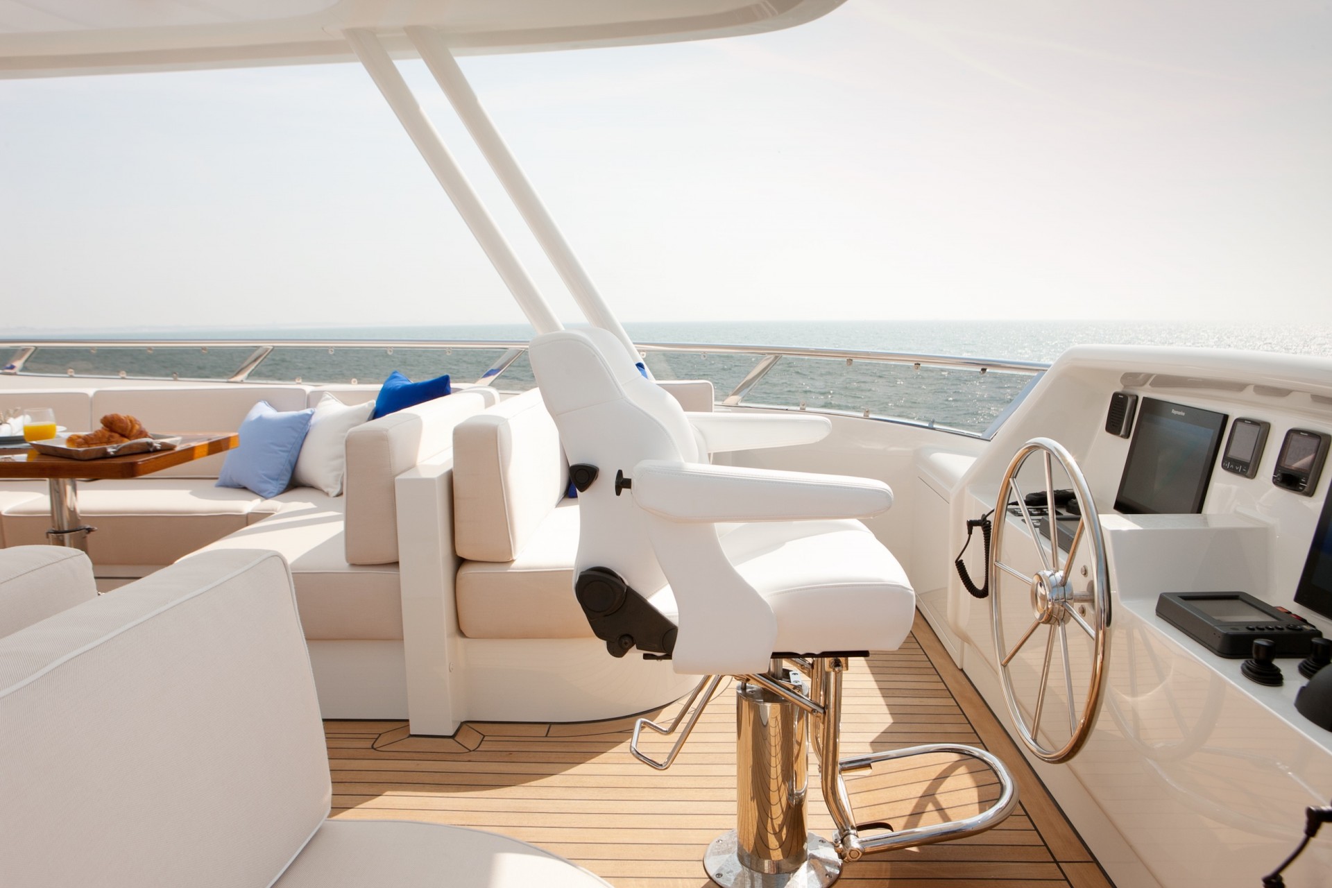Yacht FIREFLY by Mulder - Flybridge helm.jpg