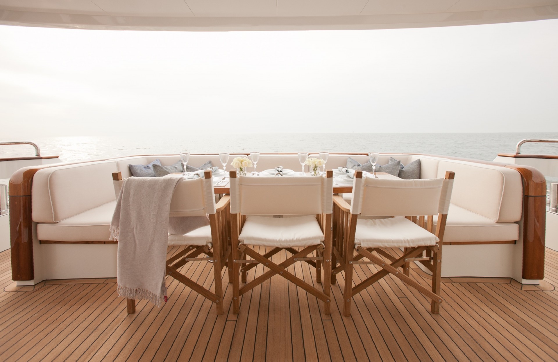 Yacht FIREFLY by Mulder - Main deck alfresco dining.jpg