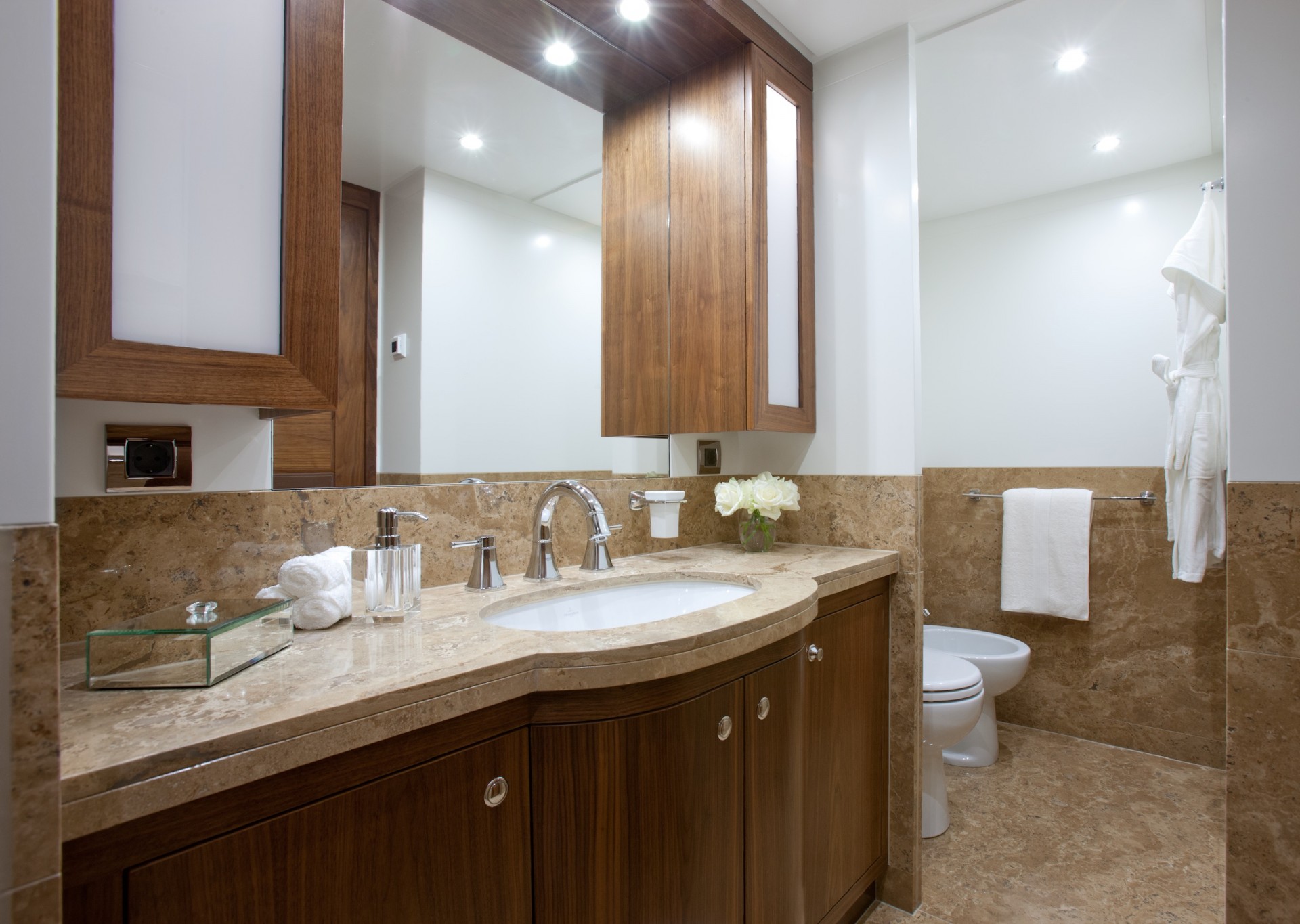 Yacht FIREFLY by Mulder - Master Ensuite.jpg