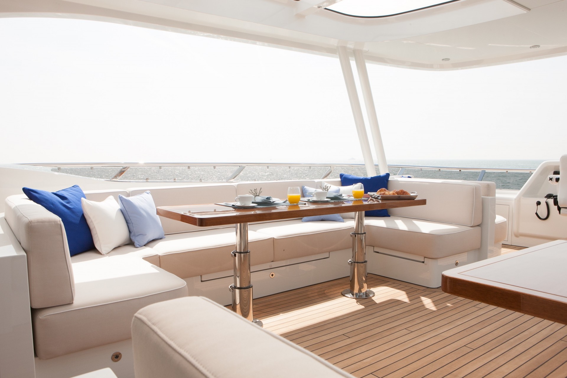 Yacht FIREFLY by Mulder - Sundeck dining.jpg