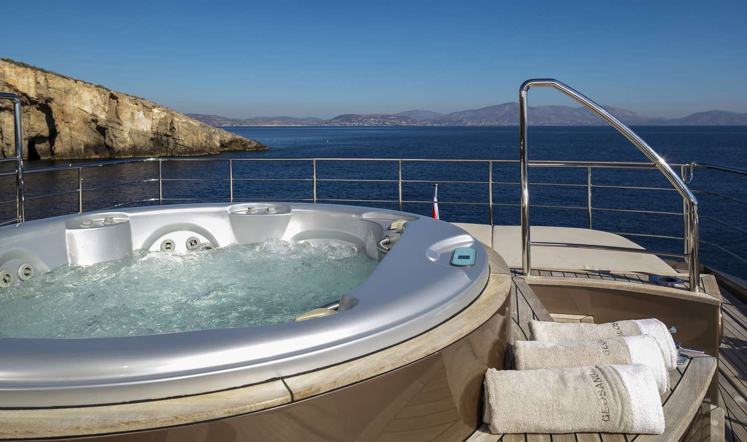 Yacht GEOSAND - Jacuzzi.jpg