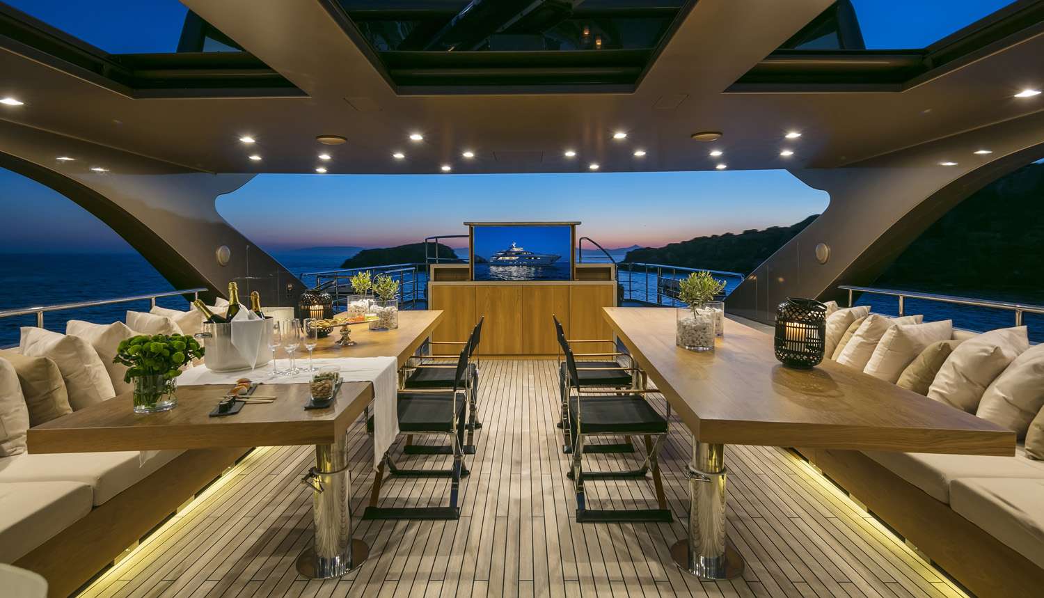 Yacht GEOSAND - Outside Entertainment.jpg