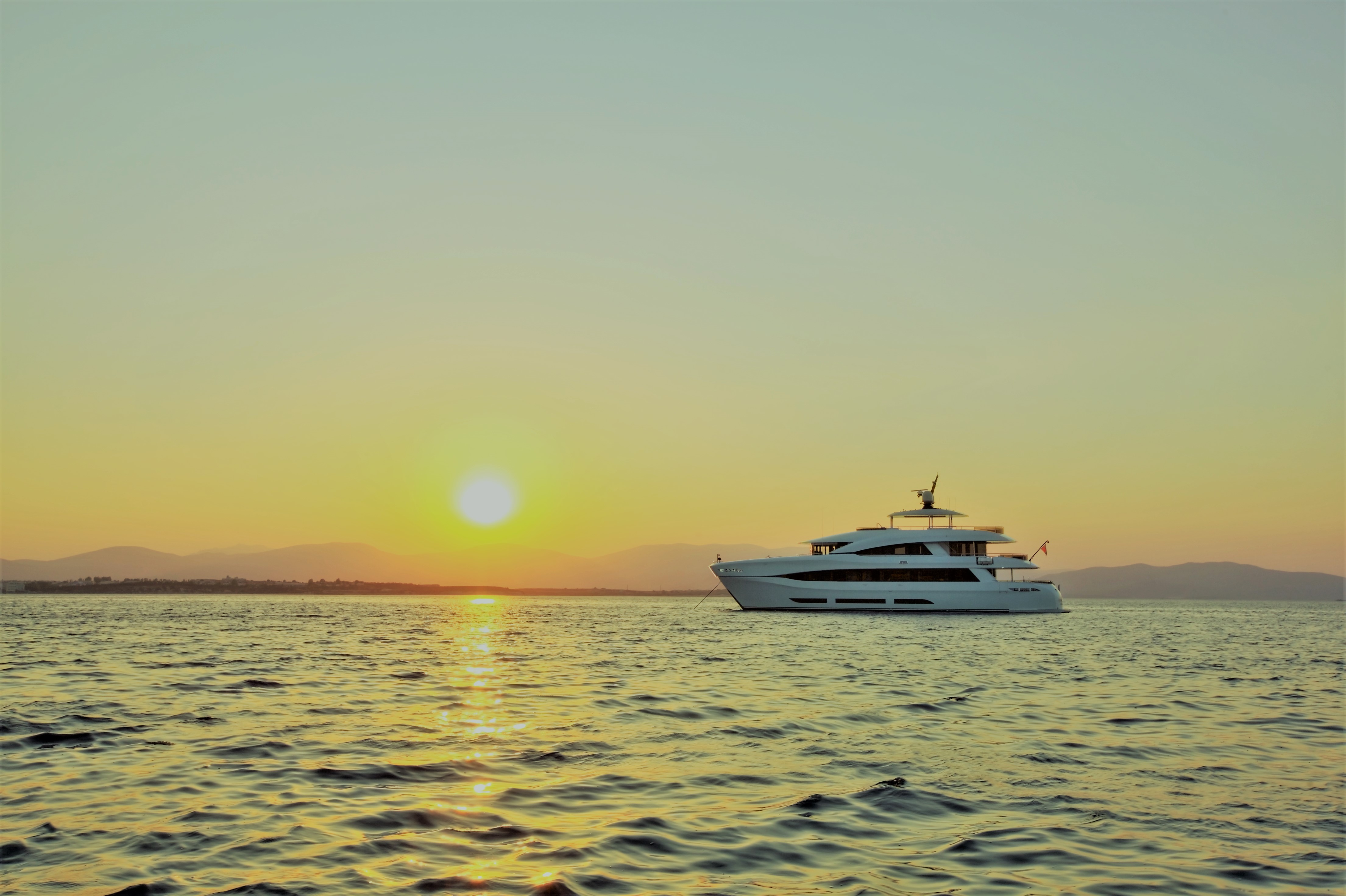 Yacht QUARANTA by Curvelle - Profile at Sunset.jpg