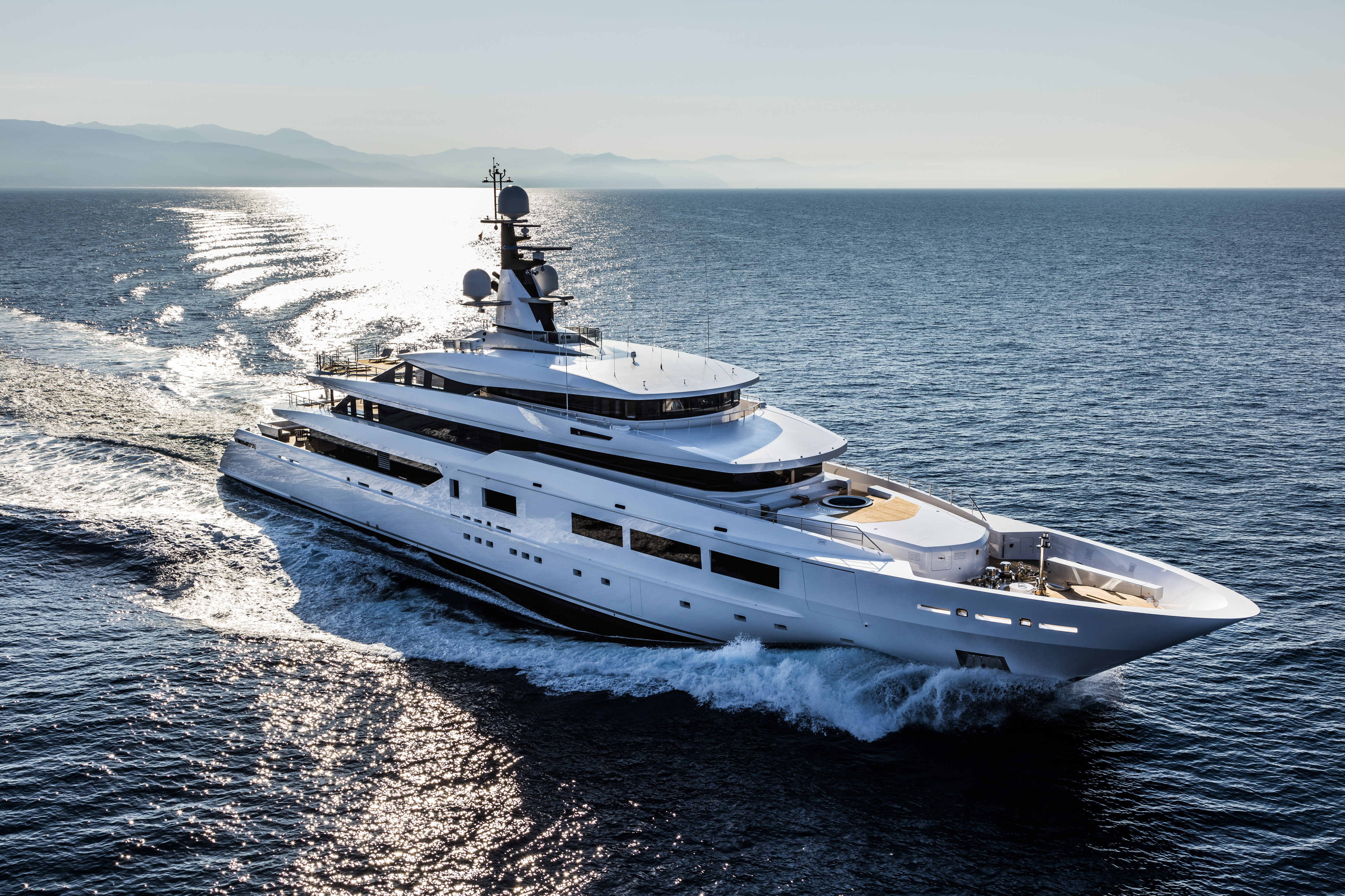 Yacht SUERTE - Profile underway 2.jpg