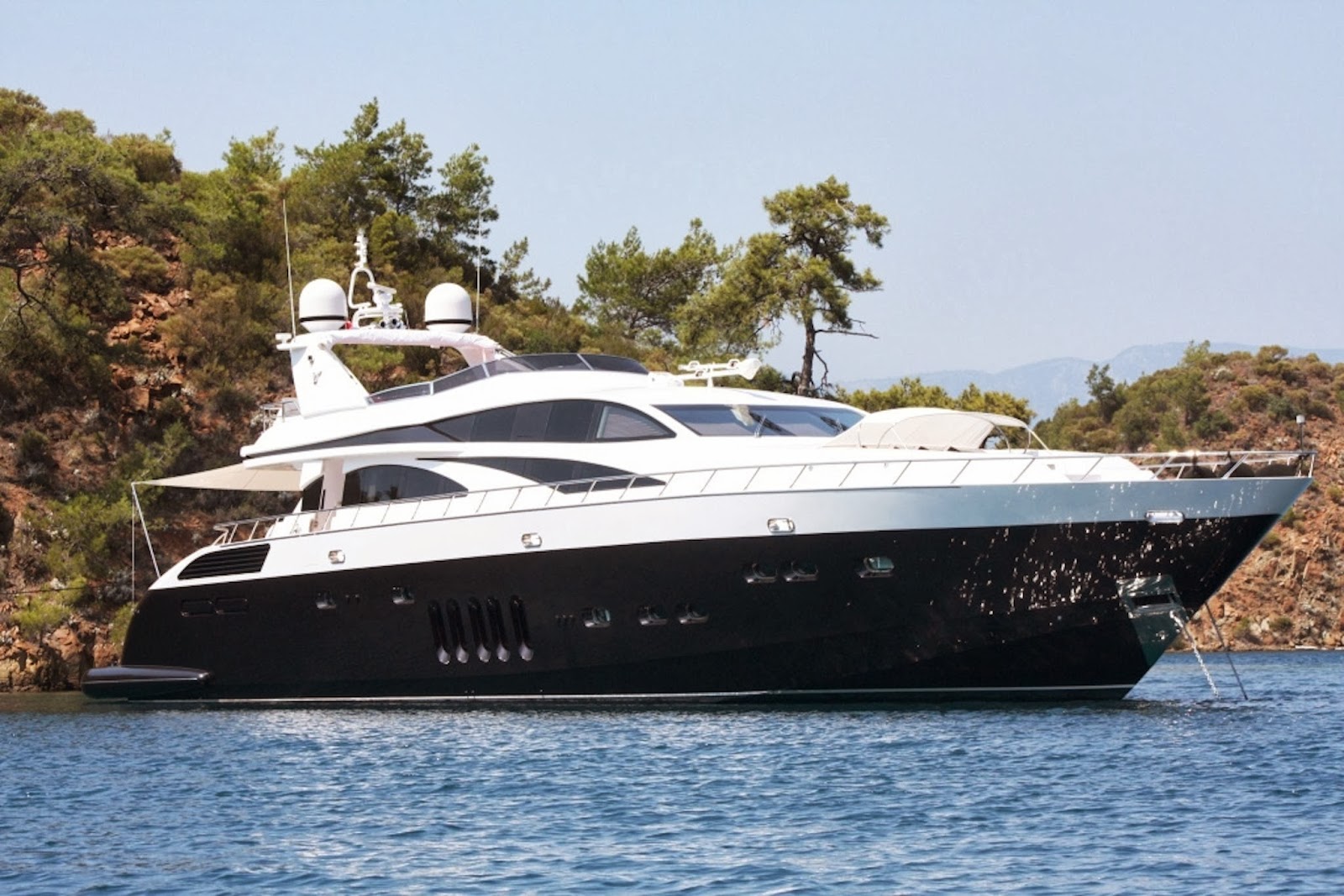 Yacht WHITE PEARL Leopard 32.jpg