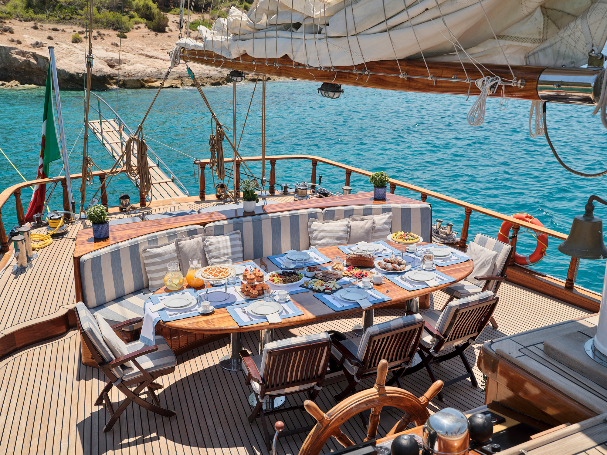 aft deck dining  .jpg