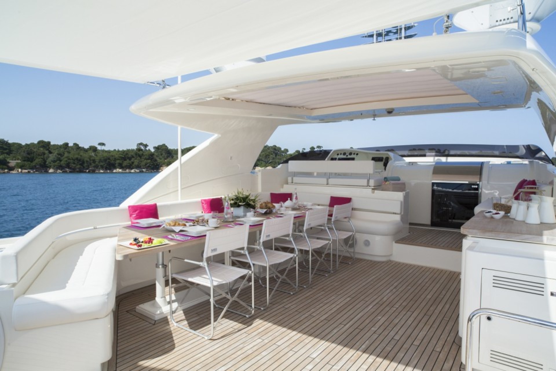 alfresco dining on Flybridge deck.jpg