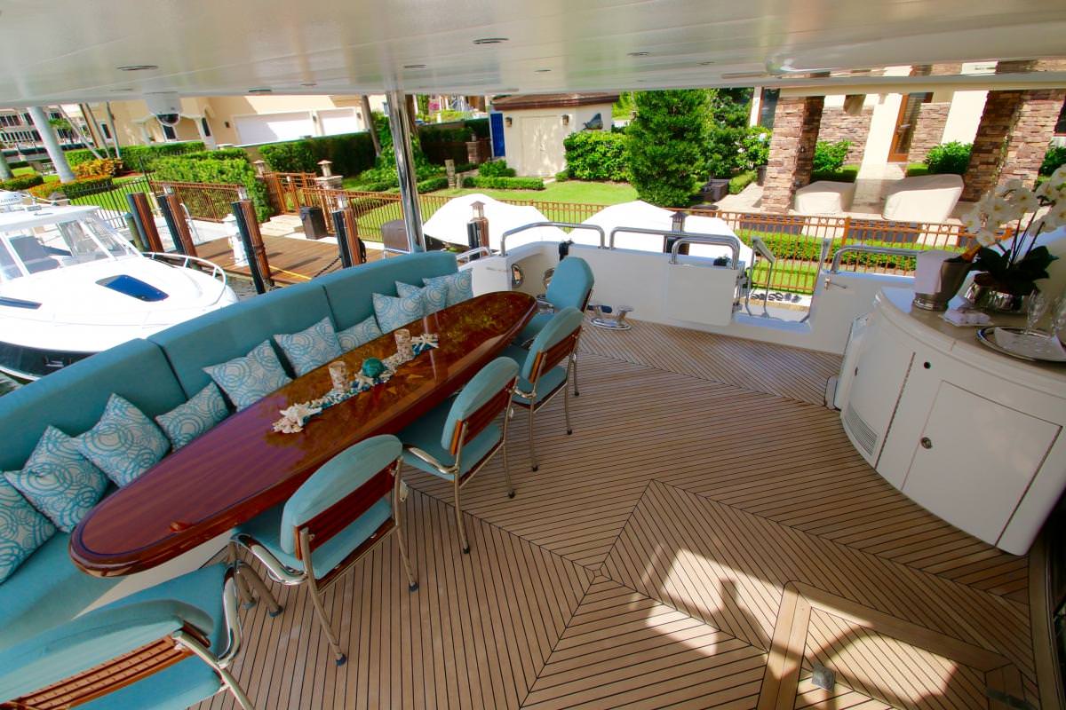 alfresco dining on aft deck.jpg