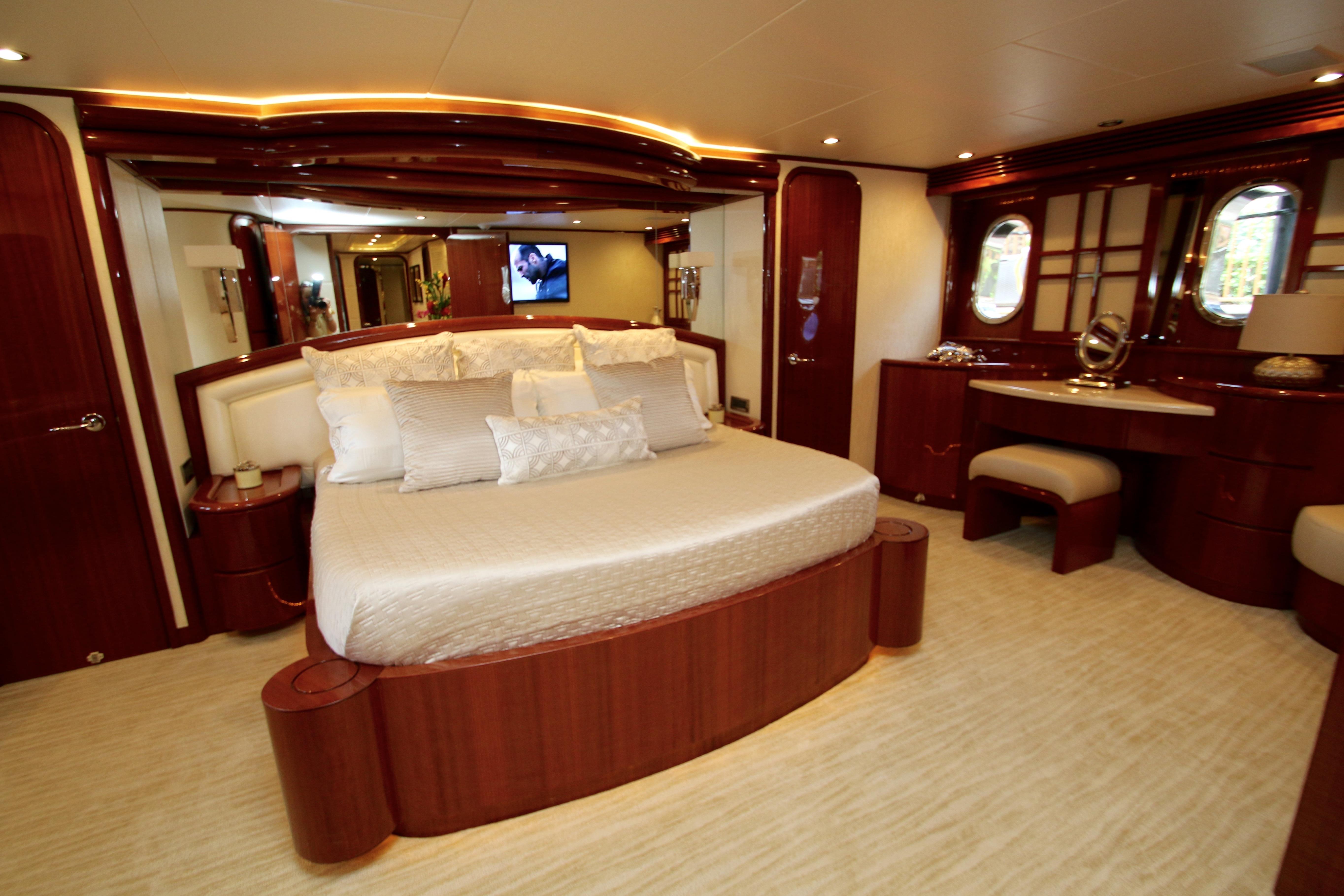 cabin with desk.jpg