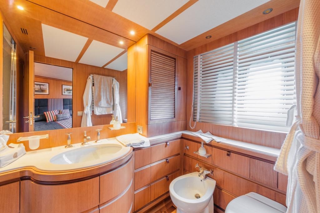 double bathroom .jpg