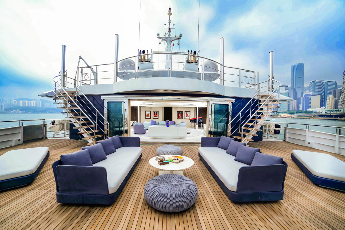 exterior entertaining.jpg