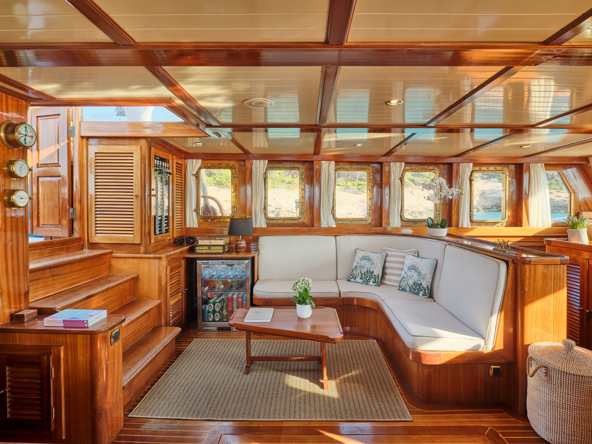 interior - saloon.jpg