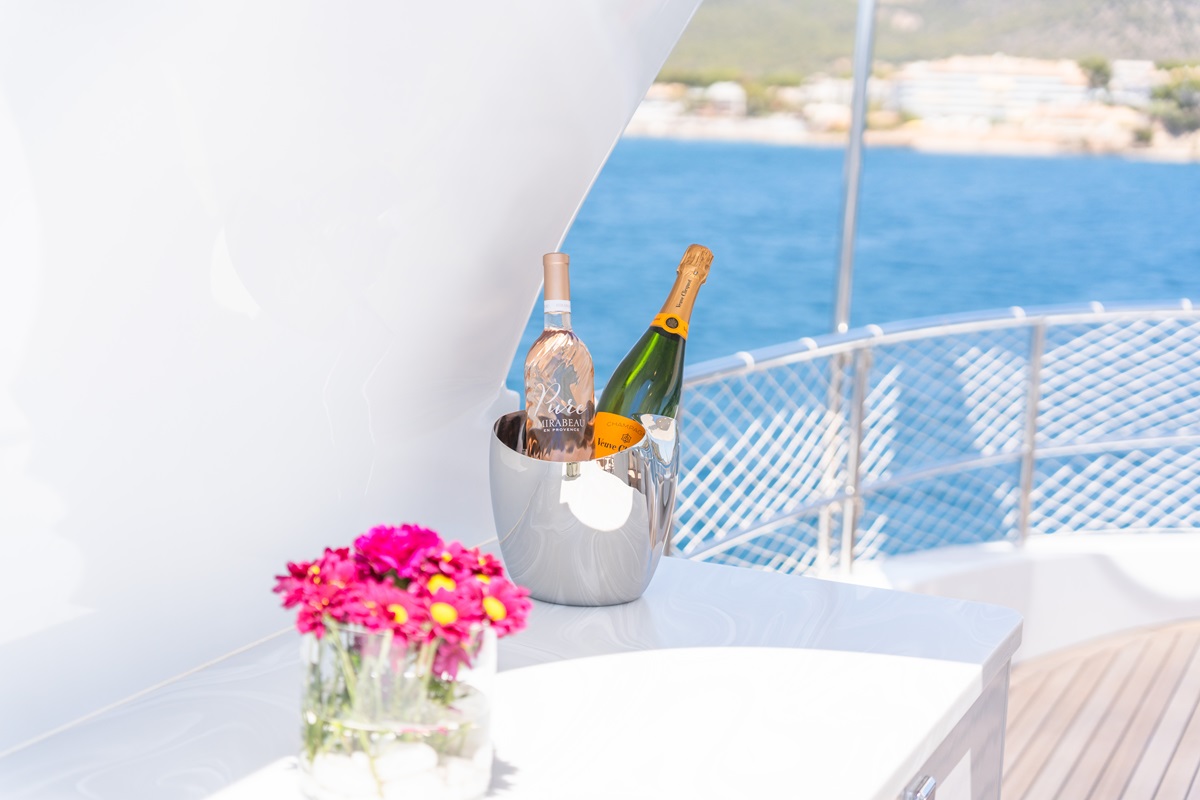 lifestyle closeup sundeck 2 .jpg