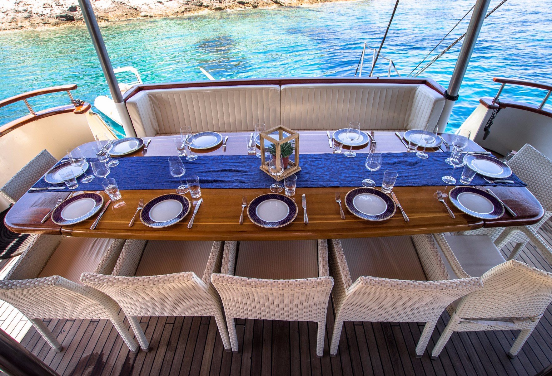 motor_yacht_korab_at_deck_dining.jpg