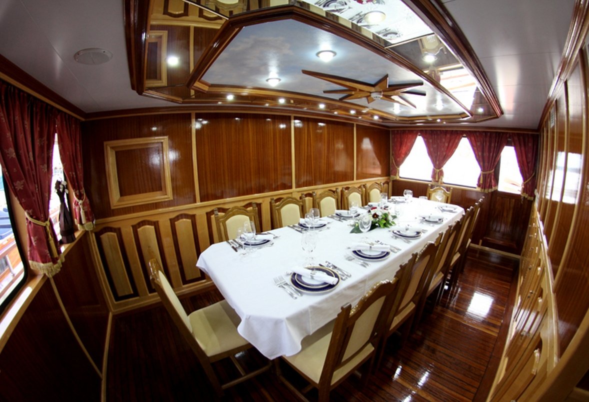 motor_yacht_korab_formal_dining.jpg